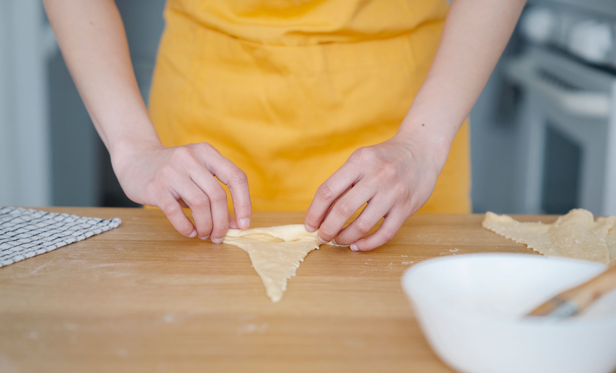 烘焙師專注製作麵點的工作情境